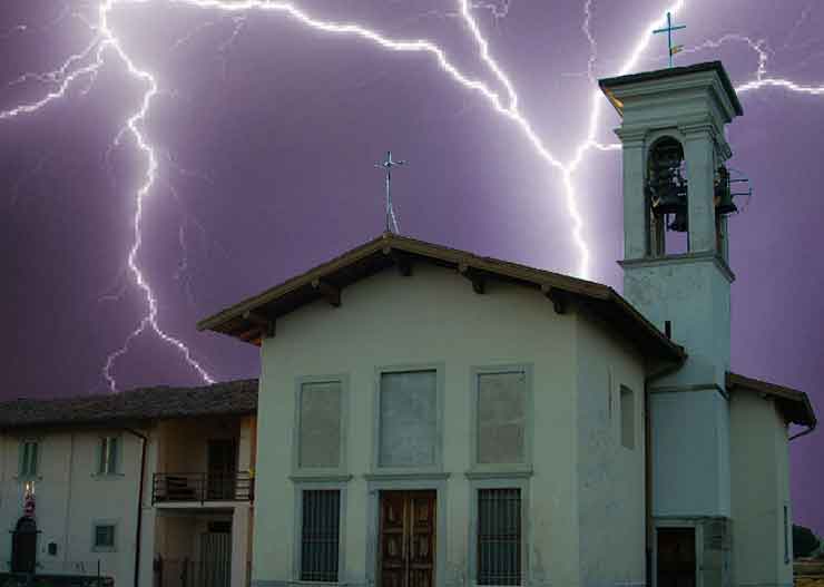 Treviolo. Calcinacci piovono dal campanile di Curnasco colpito da una saetta
