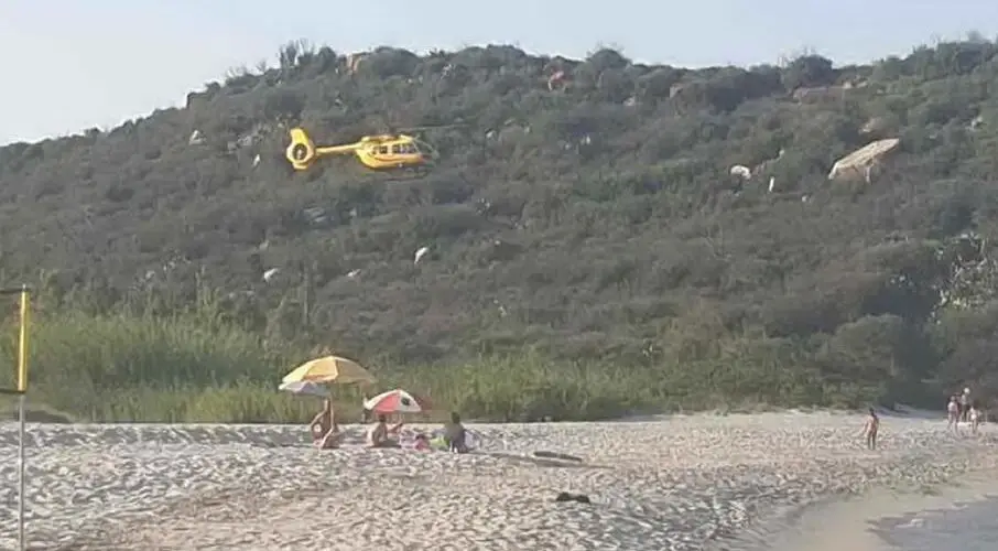 Una dodicenne di Bergamo cade dagli scogli in Sardegna. Un volo di 7 metri