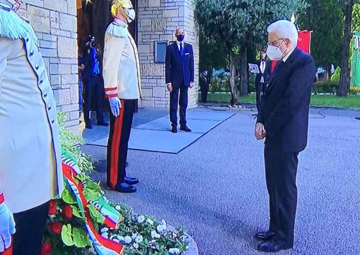 Il Capo dello Stato al cimitero di Bergamo: “Il Paese si inchina…”