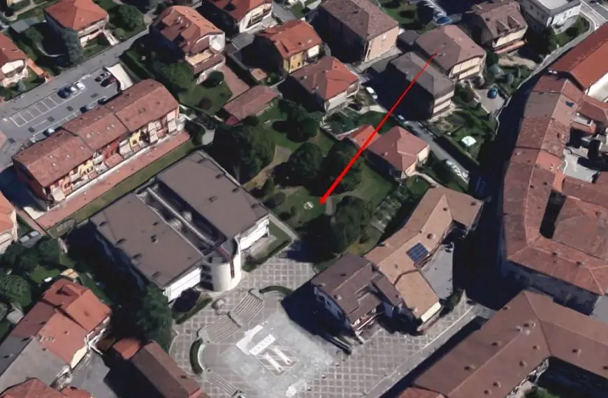 Almè. Un palo della luce cade e colpisce una bambina al parco