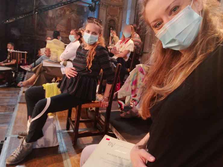 Bergamo. Due donne al settimo mese nel coro della Messa da Requiem per i defunti Covid