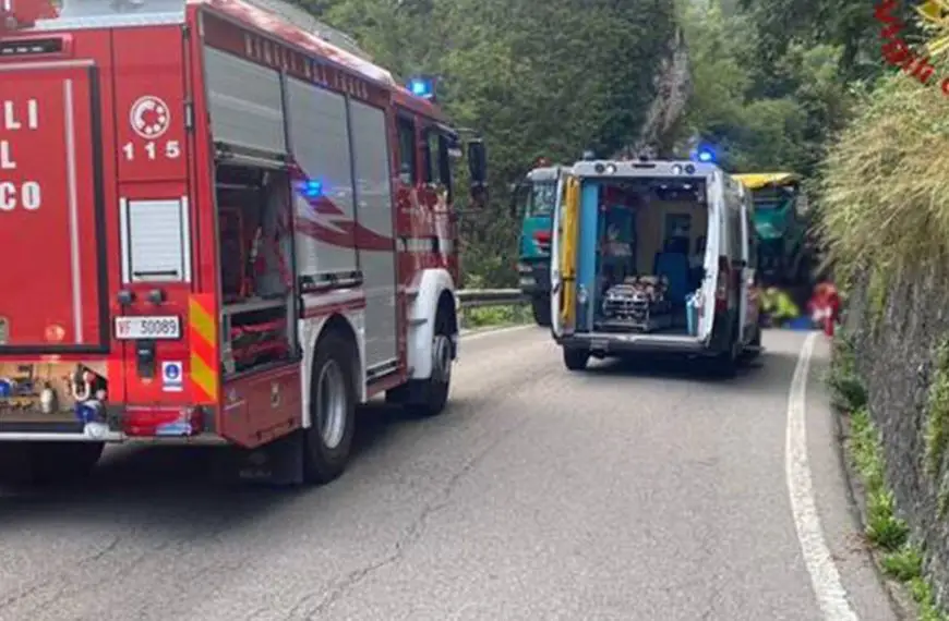 Codice giallo per un 18enne in moto. Finisce sotto un camion a Ubiale Clanezzo
