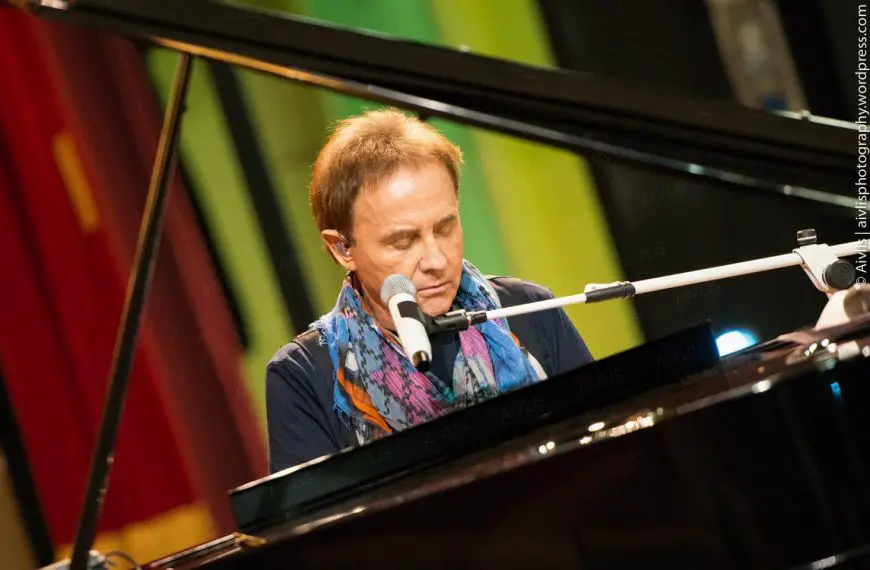 Roby Facchinetti Rainbow Freeday Rinascerò Rinascerai