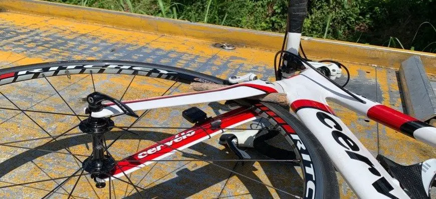 Tragedia a Malpaga: ciclista muore a causa di un legnetto infilato in una ruota