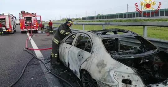 auto in fiamme