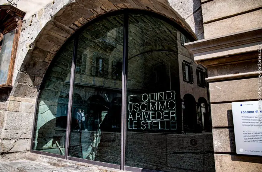 “E quindi uscimmo a riveder le stelle”: la scritta al neon più fotografata di Bergamo ora in vendita per beneficienza