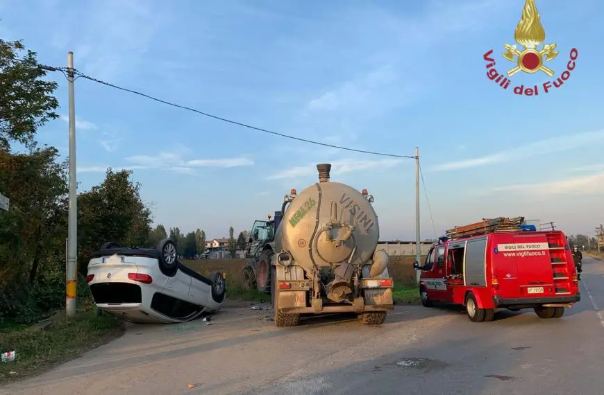 Brignano: auto “spinta” fuori strada da un trattore in fase di manovra si ribalta