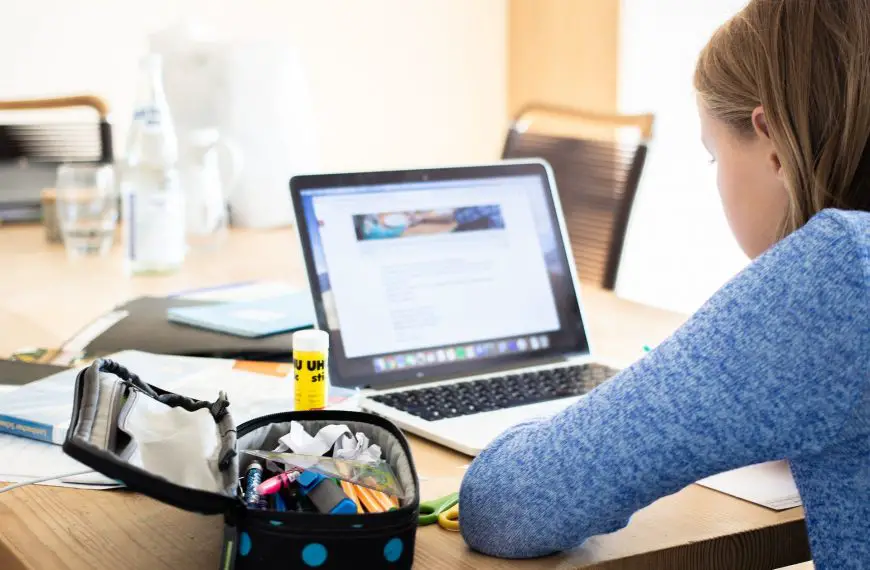Scuola e Covid: da lunedì 26 solo didattica a distanza per gli istituti superiori (non senza polemiche)