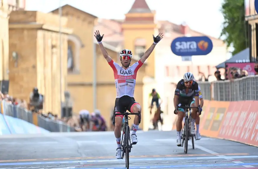 Diego Ulissi taglia per primo il traguardo di Agrigento: seconda vittoria italiana al Giro 103. Ganna ancora in Maglia Rosa