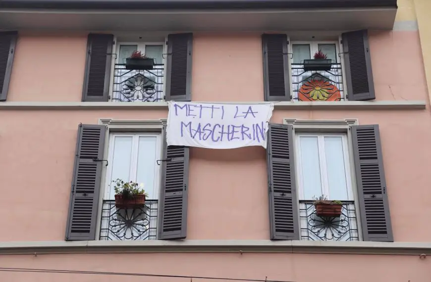 Da “Andrà tutto bene” a “Metti la Mascherina”: la foto scattata a Milano da Andrea Cerchi