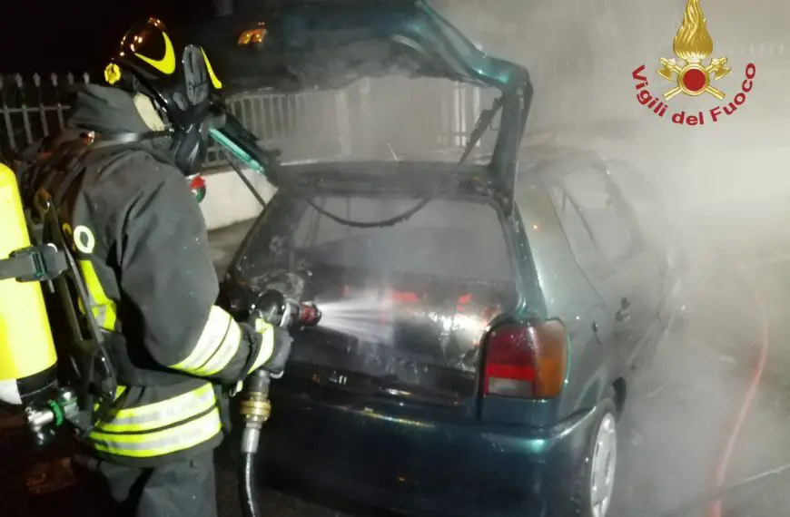 Cividate: auto in fiamme di primo mattino. Intervento dei Vigili del Fuoco