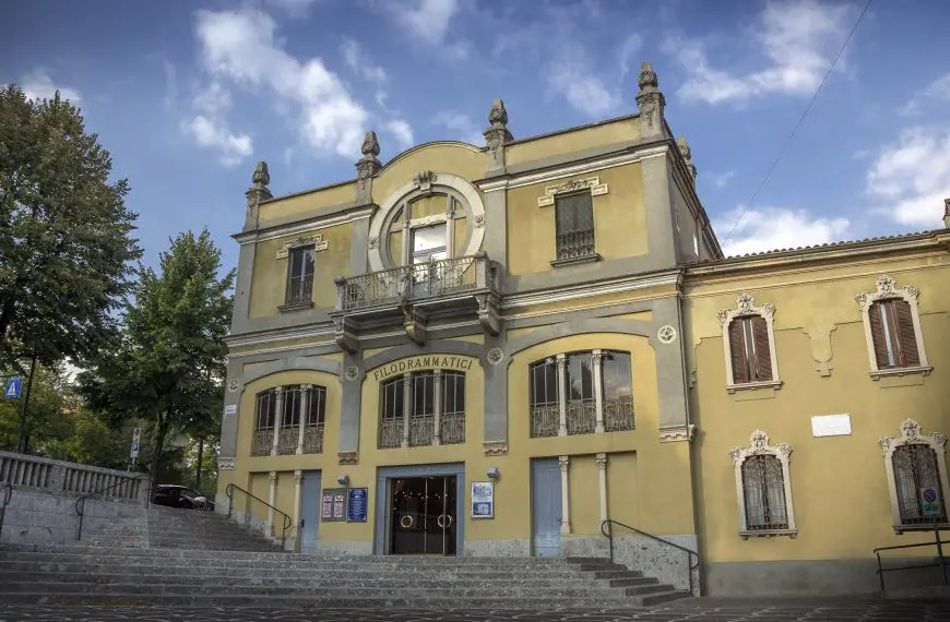 “Teo e le veline grasse” sabato 7 novembre al Filodrammatici di Treviglio … ma in streaming!