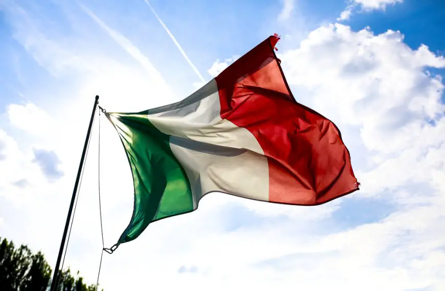 Romano di Lombardia: sostituisce il tricolore con una maglietta nera sul monumento ai Caduti. Denunciato