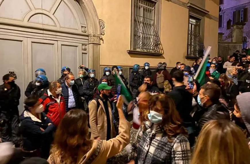 protesta sotto la casa del sindaco Gori