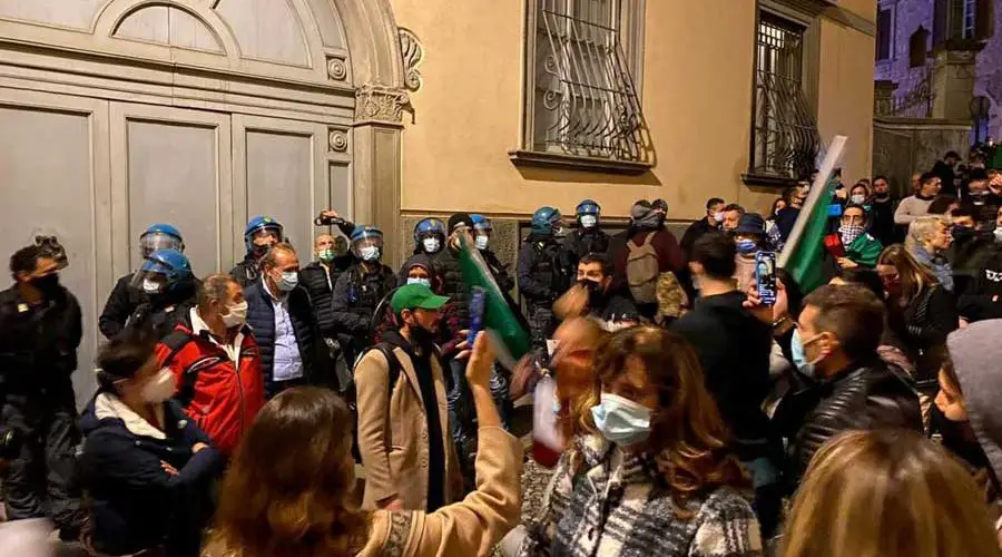 protesta sotto la casa del sindaco Gori