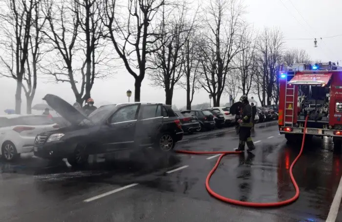 Auto in fiamme sulle mura