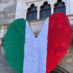 cuore all'uncinetto sul Palazzo della Ragione