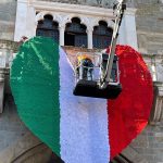 cuore all'uncinetto sul Palazzo della Ragione