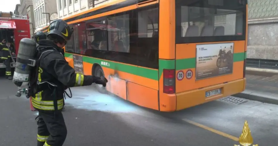 Incendio su un autobus dell'Atb