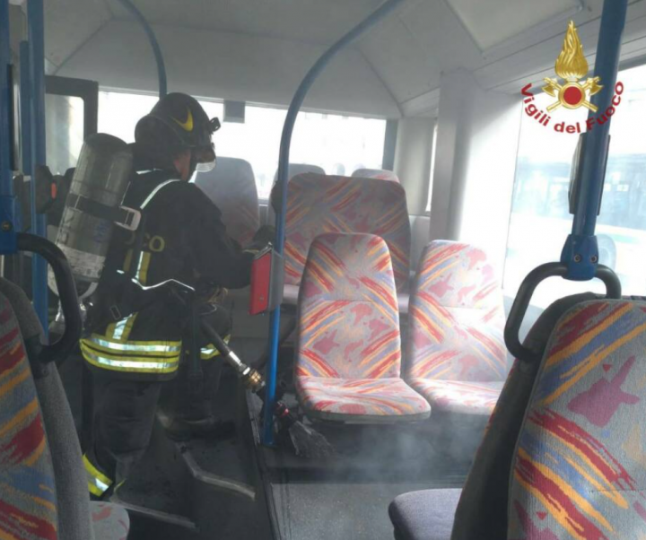 Incendio su un autobus dell'Atb