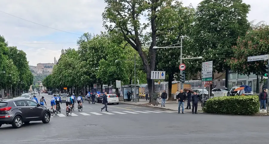 Lungo Viale Papa Giovanni sparite le panchine