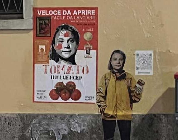 Greta Thunberg di fronte a Starbucks